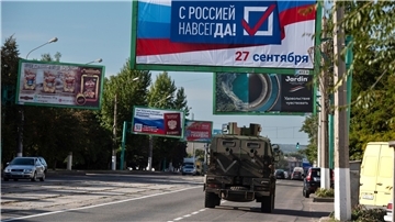 „Für immer mit Russland, 27. September“, steht auf diesem Plakat im russisch besetztem Luhansk. Der Kreml geht bei den Scheinreferenden in den besetzten ukrainischen Gebieten von einem Ja für einen Beitritt zu Russland aus.