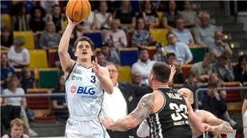Für Jake Biss (links) und die Eisbären geht es am Dienstag ums Ganze. Bei einer erneuten Niederlage gegen die Gießen 46ers ist die Saison für die Bremerhavener zu Ende.