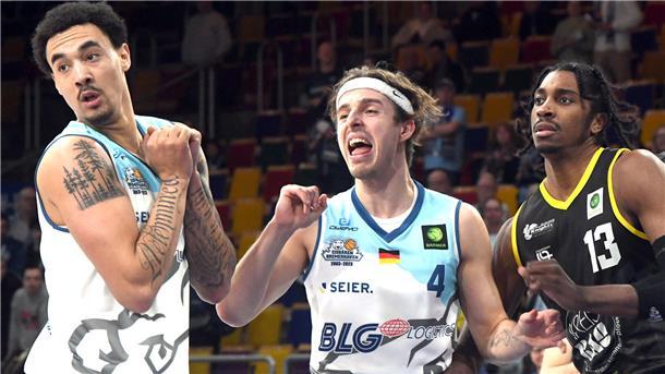 Für Khalid Thomas (links) und Lennard Larysz (Mitte) lief es zuletzt ordentlich in der ProA. Gegen die WWU Baskets Münster wollen die Eisbären den dritten Sieg in Folge landen.