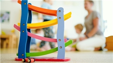 Für Kinder bis zwölf gibt es keinen zugelassenen Impfstoff. Deshalb wird über eine Impfpflicht für Lehrer und Erzieher diskutiert.