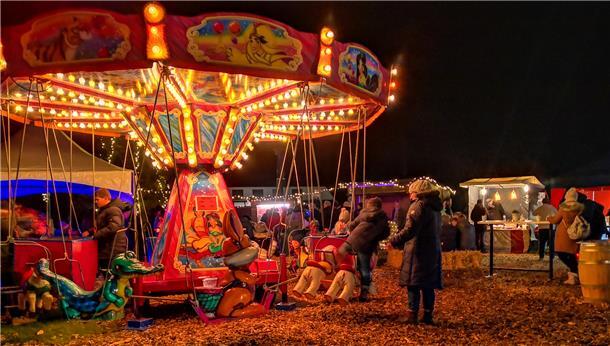 Für Kinder wird im Winterdorf ein Karussell aufgebaut.