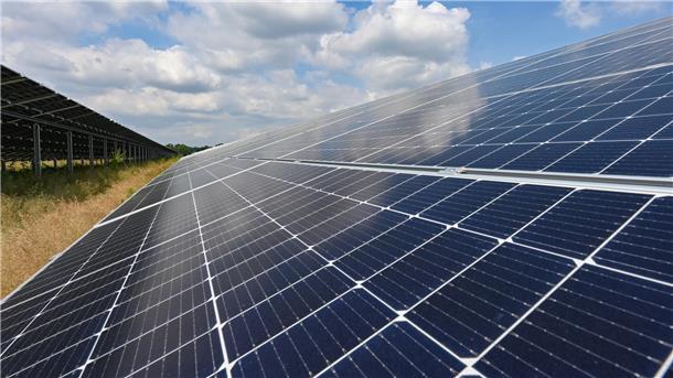 Blick auf eine Freiflächen-Photovoltaikanlage. Die SPD-Fraktion im Nordenhamer Stadtrat fordert einen Kriterien-Katalog für Solarparks.