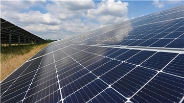 Blick auf eine Freiflächen-Photovoltaikanlage. Die SPD-Fraktion im Nordenhamer Stadtrat fordert einen Kriterien-Katalog für Solarparks.