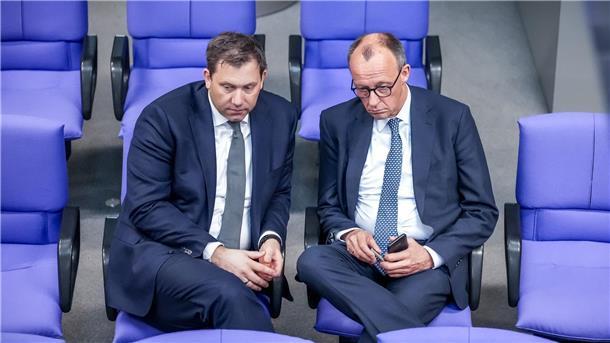 Schuldenpaket beschlossen – wie es nun weitergeht Für Lars Klingbeil (links) und Friedrich Merz (rechts) gibt es noch vieles zu verhandeln. (Archivbild)