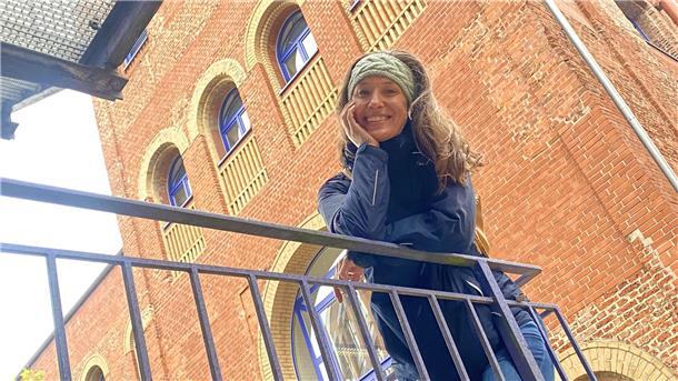 Für Meredith Hoffmann-Thomson ist das historische Auswandererhaus mitten in Bremerhaven ein spannender Ort: Die Sopranistin, die in dieser Spielzeit neu am Stadttheater engagiert ist, kam selbst als künstlerische Auswanderin aus Amerika nach Europa.