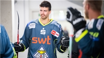 Für Miha Verlic und die anderen Pinguins-Profis bedeutet die Reise in die Schweiz Abwechslung vom Trainingsalltag.