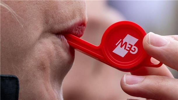 Deutschland ausgebremst - Warnstreiks legen Verkehr lahm Für Montag haben die Gewekschaften EVG und Verdi groß angelegte Warnstreiks angekündigt. Reisende sollten sich auf weitreichende Einschränkungen im Verkehr einstellen.