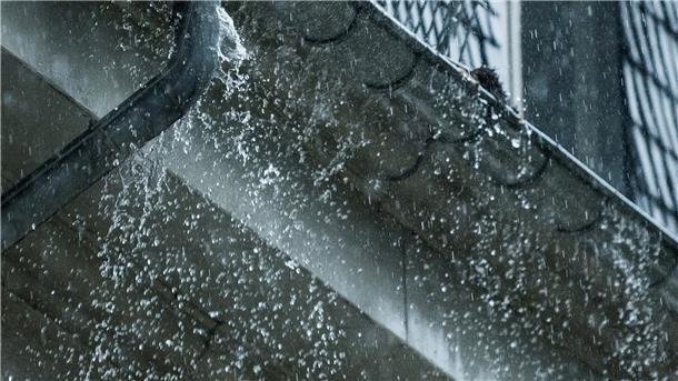Für Regenwasser, das auf versiegelte Flächen fällt, wird in der Stadt Bremerhaven seit Jahresanfang eine Niederschlagsgebühr fällig. Das missfällt vielen.