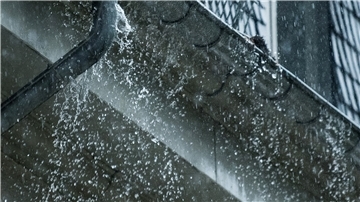 Für Regenwasser, das auf versiegelte Flächen fällt, wird in der Stadt Bremerhaven seit Jahresanfang eine Niederschlagsgebühr fällig. Das missfällt vielen.