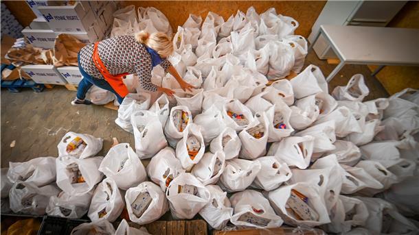 Für rund 1500 betroffene Kinder in Bremerhaven packen Mitarbeiter der Tafel Essenstüten. Die Kinder können sie in der Schule oder Kita abholen.