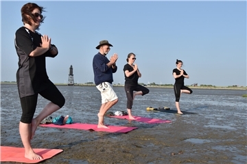 Yoga im Watt vor Dorum-Neufeld