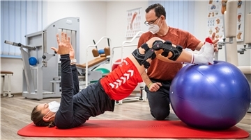 Für seine Patienten öffnet Physiotherapeut Olaf Bruns in Ausnahmefällen auch samstags die Türen, um sie zu behandeln.