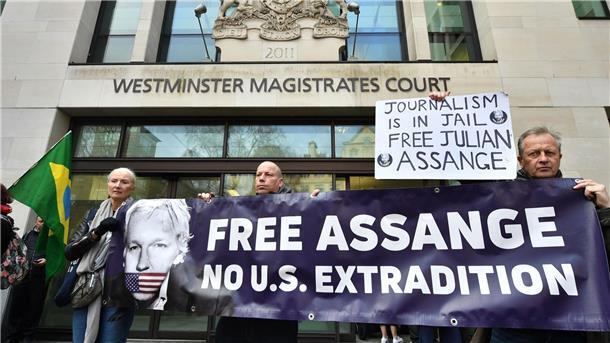 Julian Assange: Held oder Schurke? Für seine Unterstützer ist Assange ein mutiger Kämpfer, der einem mächtigen Staat die Stirn geboten hat.