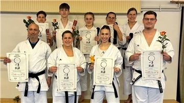 Für sie hat sich das Training ausgezahlt (h. v. l.): Ruben Aethner, Adrian Hinkel, Jennifer Seidenzahl, Elena Klassen, Angela Meyburg, (v. v. l.): Murat Riedmiller-Özkale, Sylvia Wendelken, Sarah Ihlo und Leon Kück freuen sich über ihre bestandene Meisterprüfung.