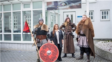 Für skandinavische Atmosphäre sorgen die Freizeitwikinger Dominic, Kevin und Jan (von links) zusammen mit „Trondheim“-Restaurant-Pächtern Sabine Hajrizi.
