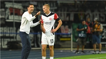 Für Trainer Dino Toppmöller (l) und Spieler Rasmus Kristensen geht es in der Europa League zum FC Midtjylland.