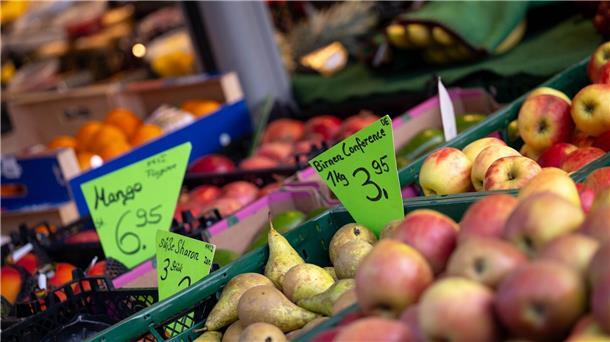 Kampf gegen Inflation für viele Menschen wichtiges Thema Für viele Menschen ist der Kampf gegen steigende Verbraucherpreise eine der wichtigsten Aufgaben der Politik in 2024.