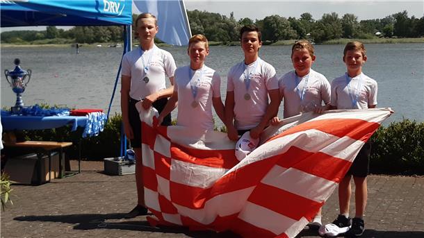 Für (von links) Damian Bialek, Max Tausendfreund, Konrad Boelmans, Joel Brödner, Chris Tausendfreund vom Bremerhavener Ruderverein erreichten auf der Bundesregatta im dritten Lauf die Silbermedaille. 
