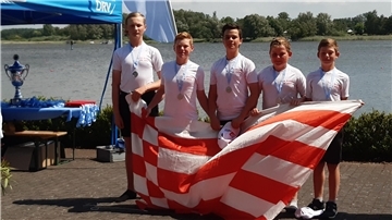 Für (von links) Damian Bialek, Max Tausendfreund, Konrad Boelmans, Joel Brödner, Chris Tausendfreund vom Bremerhavener Ruderverein erreichten auf der Bundesregatta im dritten Lauf die Silbermedaille. 