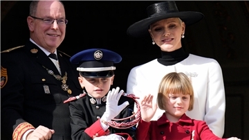 Fürst Albert II. und Fürstin Charlène mit ihren Kindern Prinz Jacques und Prinzessin Gabriella auf dem Balkon des monegassischen Palastes.