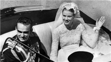Fürst Rainier III. von Monaco und seine Braut, die US-amerikanische Filmschauspielerin Grace Kelly nach ihrer Hochzeit in Monte Carlo.