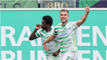 Fürther Freude: die Torschützen Dennis Srbeny und Gideon Jung.