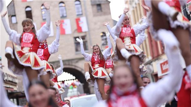 Rosenmontagszüge in Köln, Düsseldorf und Mainz unterwegs Funken laufen im Kölner Rosenmontagsumzug mit.