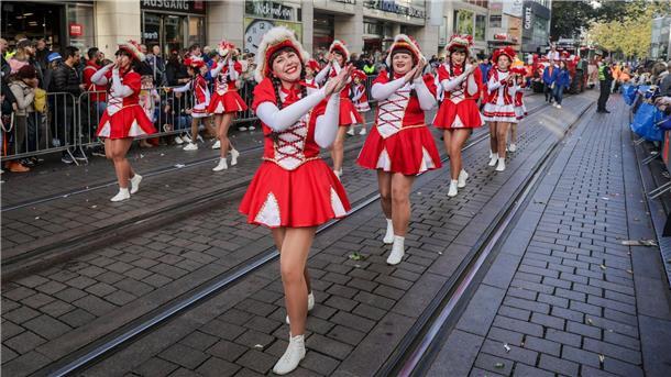 Funkenmariechen laufen beim Freimarktsumzug in Bremen durch die Stadt.