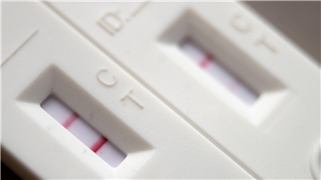 Coronatest mit roten Strichen