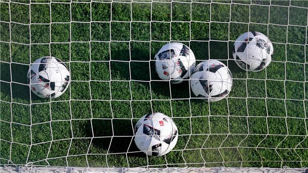 Fußbälle liegen in einem Fußballtor. In Kirchtimke sind immer wieder Bälle auf Grundstücken der Anwohner des Kirchtimker Sportplatzes gelandet. Künftig soll ein Ballfangzaun dies verhindern. (Symbolfoto)