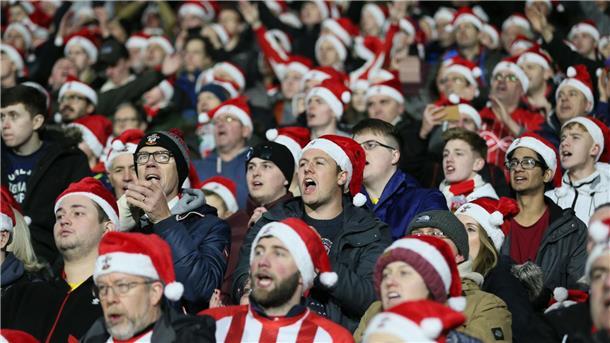 Geschenke und Fußball zum Fest: Boxing Day in England Fußball an Weihnachten gehört in England zur Tradition: der Boxing Day.