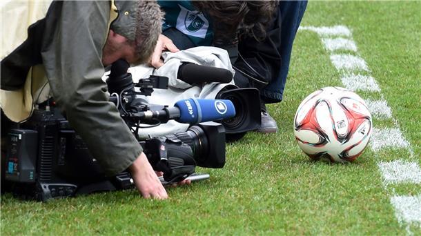 Fußball ist noch immer ein Publikumsmagnet - auch vor den TV-Geräten. Doch die Fans werdn immer mehr zur Kasse gebeten, um die komplette Vielfalt an internationalen Wettbewerben sehen zu können.