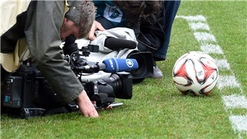 Fußball ist noch immer ein Publikumsmagnet - auch vor den TV-Geräten. Doch die Fans werdn immer mehr zur Kasse gebeten, um die komplette Vielfalt an internationalen Wettbewerben sehen zu können.