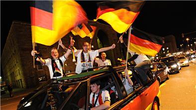 Feiernde Fußballfans in einem Auto
