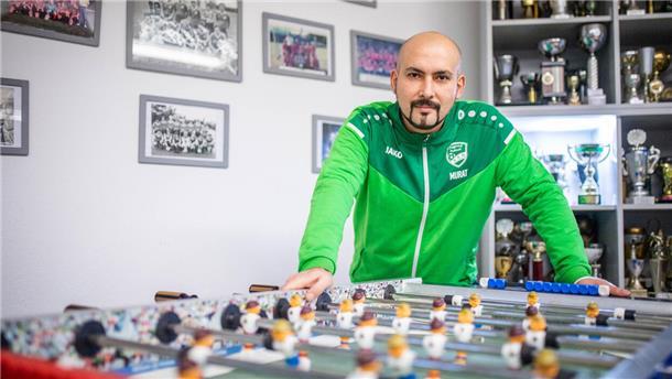 Fußballtrainer Murat Yilmaz aus Sellstedt ist auf Sat1 und beim Streaminganbieter Joyn zu sehen.