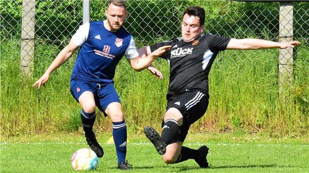 Fynn Bertl (links) vom TSV Stotel im Zweikampf mit Stinstedts Ricardo Riemann.