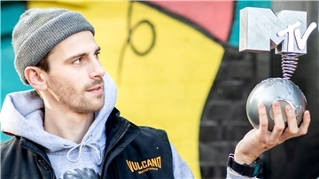 Fynn Kliemann, Musiker und Youtuber, steht mit seinem MTV Europe Music Award vor dem "Kliemannsland" in Rüspel. Die Trophäe zeichnet ihn als "Best German Act" aus. Er setzte sich gegen Apache 207, Lea, Nico Santos und Shirin David durch.