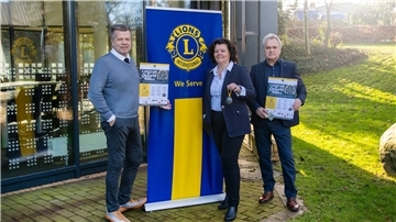 Gabi Kasten, Bürgermeisterin der Stadt Geestland, nahm für 5 Euro das erste Ei entgegen. Überreicht wurde es ihr vom Activity-Paten Ulrich Seier (links) mit dem Präsidenten des Lions Clubs Langen-Pipinsburg, Jürgen Behrendt.