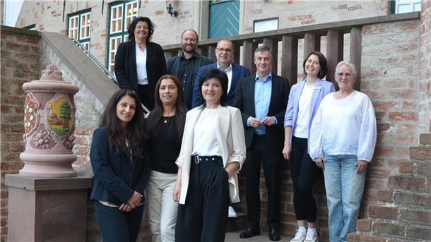 Gabi Kasten (hinten von links), Dr. Andreas Hüser, Thorsten Krüger und David McAllister ließen es sich nicht nehmen, gemeinsam mit Yuliya Kamp, Ute Feldt, (vorne von links) Weeda Kiomars-Asyan, Almaz Asan und Debulya Tetyana die Eröffnung der Ausstellung in der Beerster Burg zu feiern.