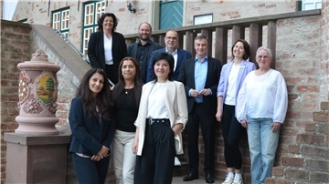 Gabi Kasten (hinten von links), Dr. Andreas Hüser, Thorsten Krüger und David McAllister ließen es sich nicht nehmen, gemeinsam mit Yuliya Kamp, Ute Feldt, (vorne von links) Weeda Kiomars-Asyan, Almaz Asan und Debulya Tetyana die Eröffnung der Ausstellung in der Beerster Burg zu feiern.