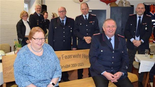 Gabi und Herbert Meyer werden auf dieser Bank gemeinsam den Feuerwehr-Ruhestand genießen.
