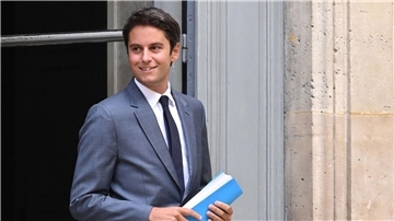 Gabriel Attal war bislang Bildungsminister in Frankreich. Nun wurde er von Präsident Macron zum Premierminister ernannt (Archivbild).