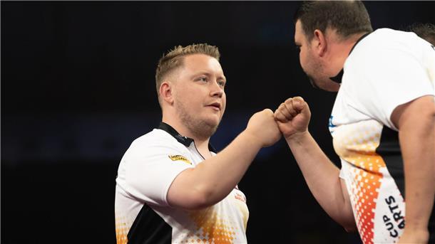 Deutsches Darts-Duo wendet Niederlage bei Team-WM ab Gabriel Clemens (r) und Martin Schindler machten einen großen Schritt in Richtung Achtelfinale.