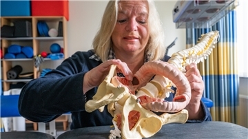Gaby Köser zum Thema erklärt, was innere Organe mit dem Rücken zu tun haben.