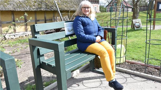 Am 20. Mai: Buntes Frühlingsfest am Heilkräutergarten in Sittensen Das Foto zeigt Pressewartin Gaby Sonnefeld auf einer Baumelbank.