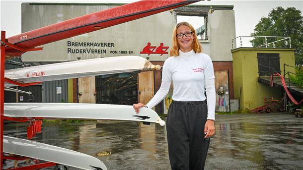 Ein Mädchen vor einem Haus