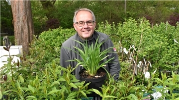 Gärtner Michael Meyer inmitten von Gartenphlox und Taglilien, deren Blüten nicht nur im Garten sehr dekorativ sind, sondern auch auf dem Teller.
