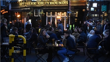 Gäste des Pubs „The Three Greyhounds“ in London: Frisch gezapftes Bier soll im Sommer billiger werden.