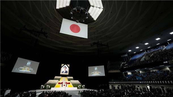 Japan ehrt ermordeten Ex-Premier Abe mit Staatstrauerakt Gäste des Staatsbegräbnisses für Shinzo Abe sitzen in der Kampfsporthalle Nippon Budokan in Tokio.