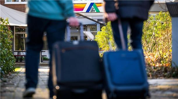 Schulfahrten-Nachfrage: Jugendherbergen verzeichnen Plus Gäste stehen mit Koffern und Taschen vor einer Jugendherberge.